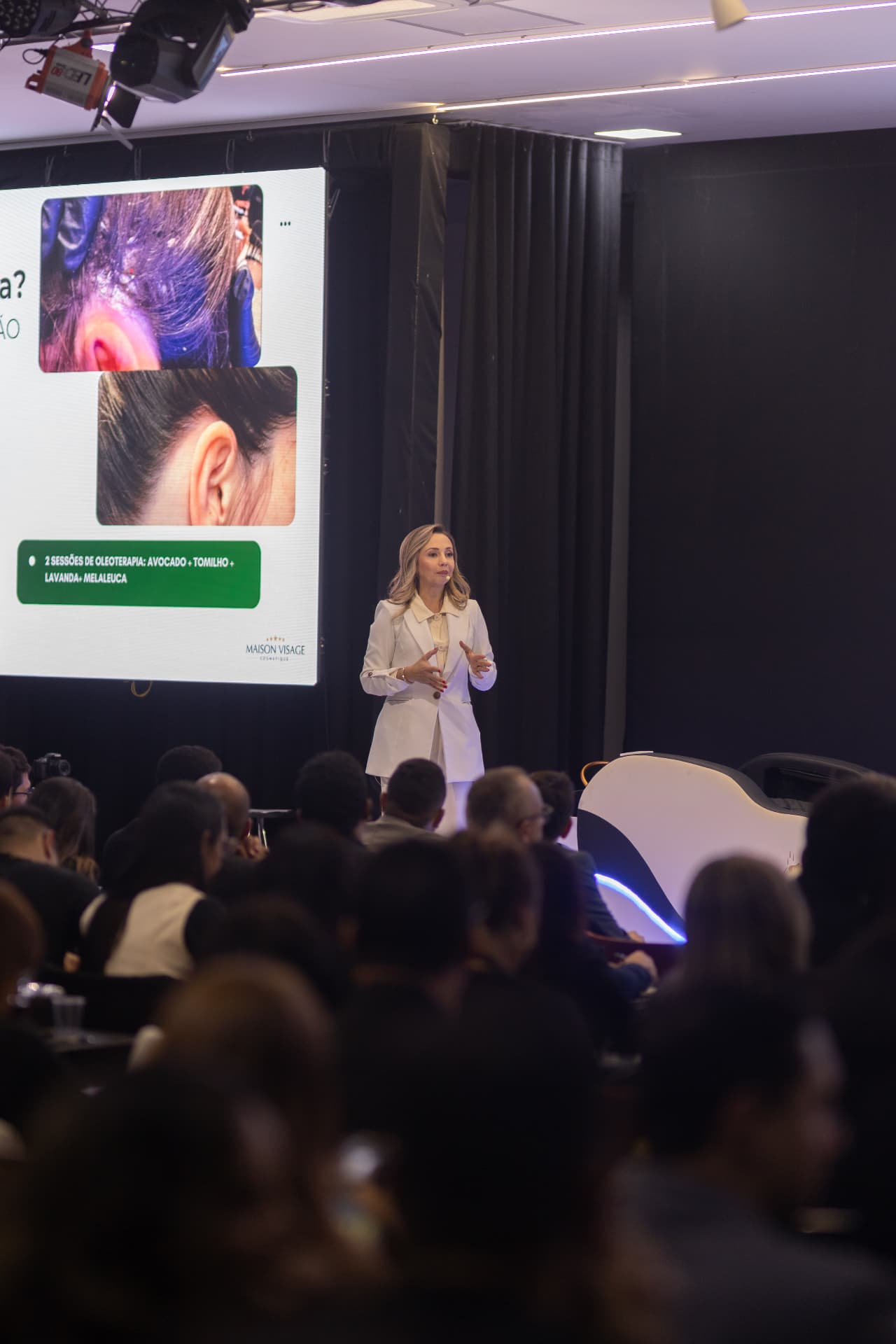 Daiane Carneiro ministrando treinamento presencial para profissionais da beleza