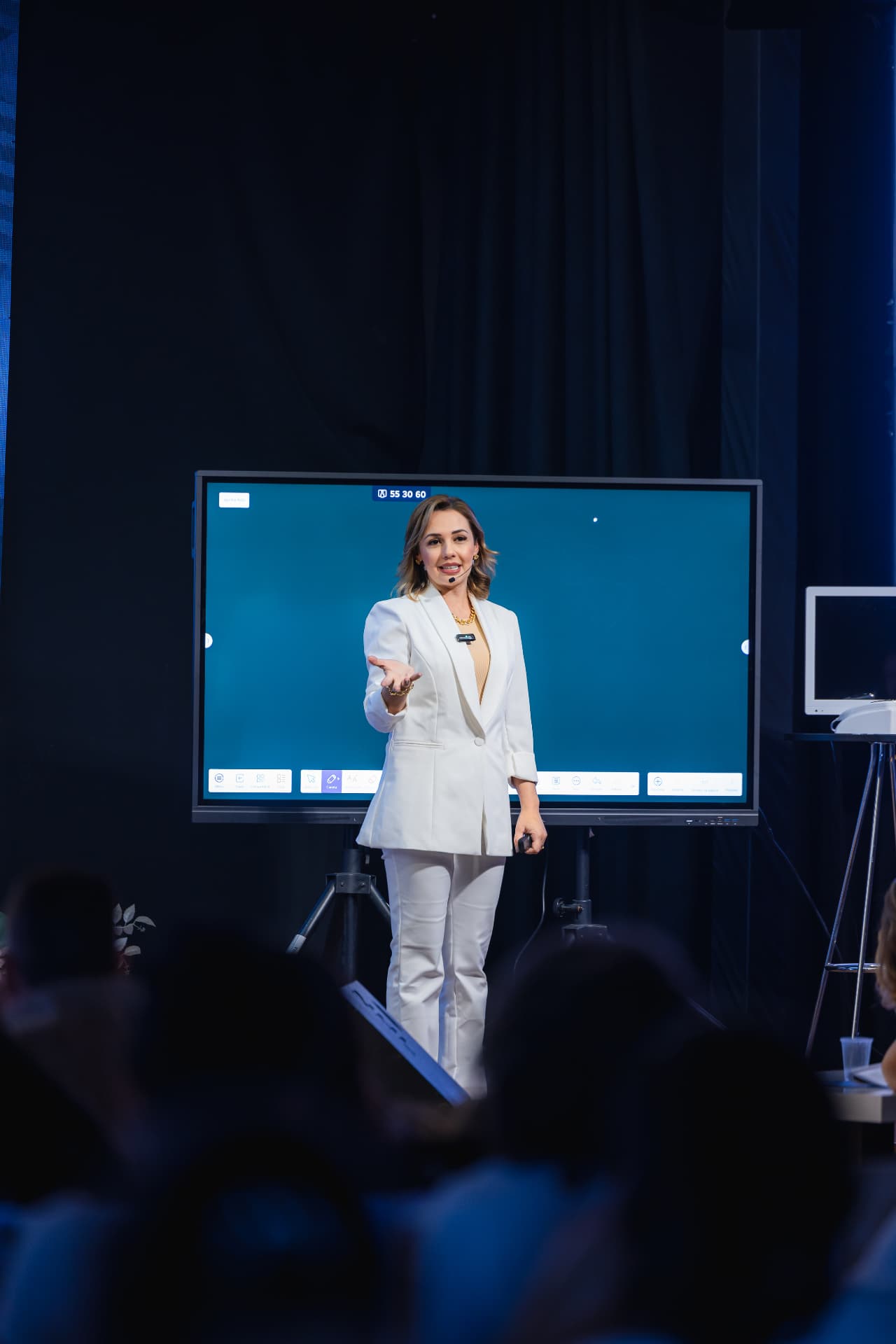 Daiane Carneiro ministrando treinamento presencial para profissionais da beleza